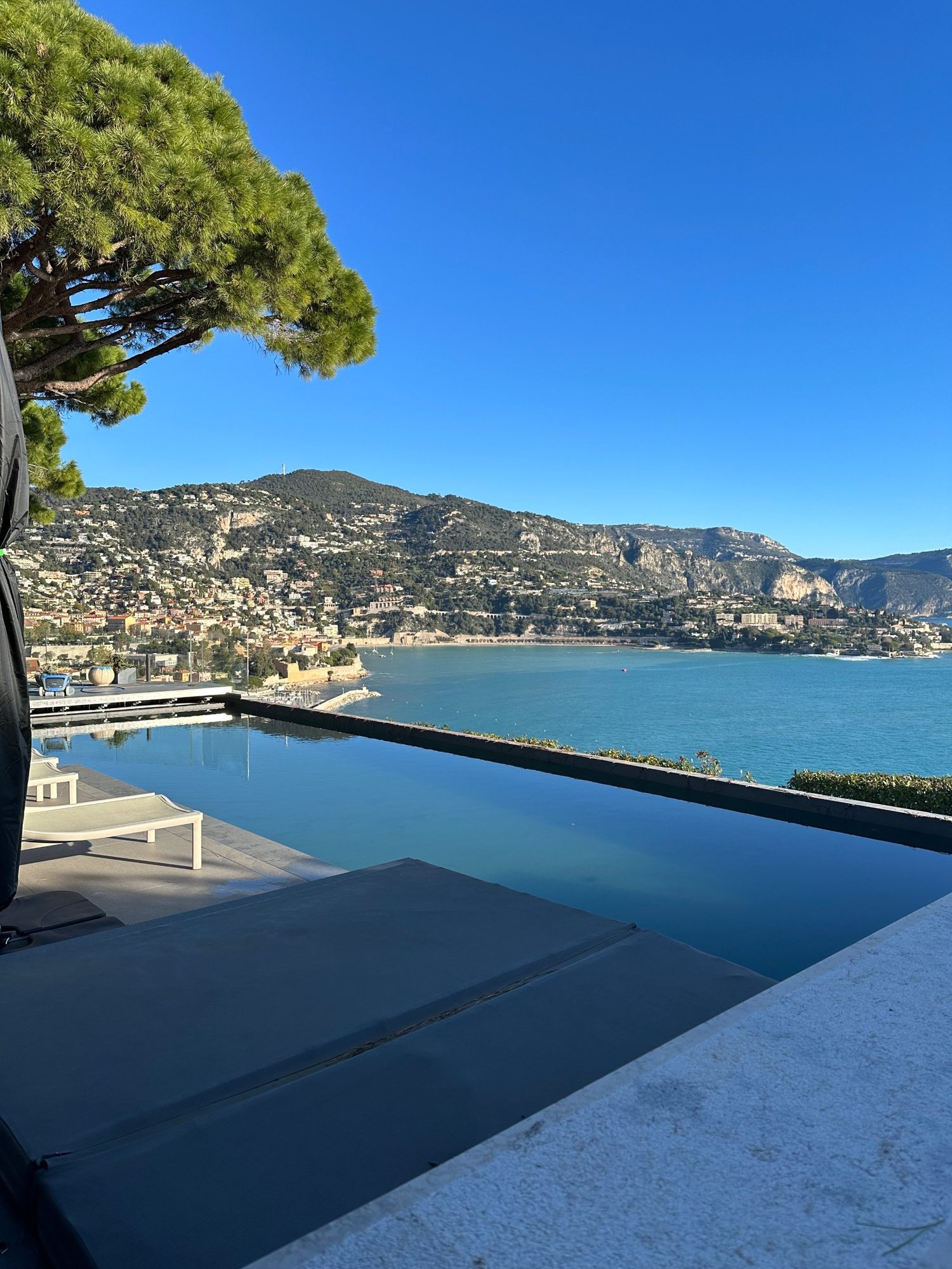 Piscine à débordement surplombant une baie de la Côte d'Azur