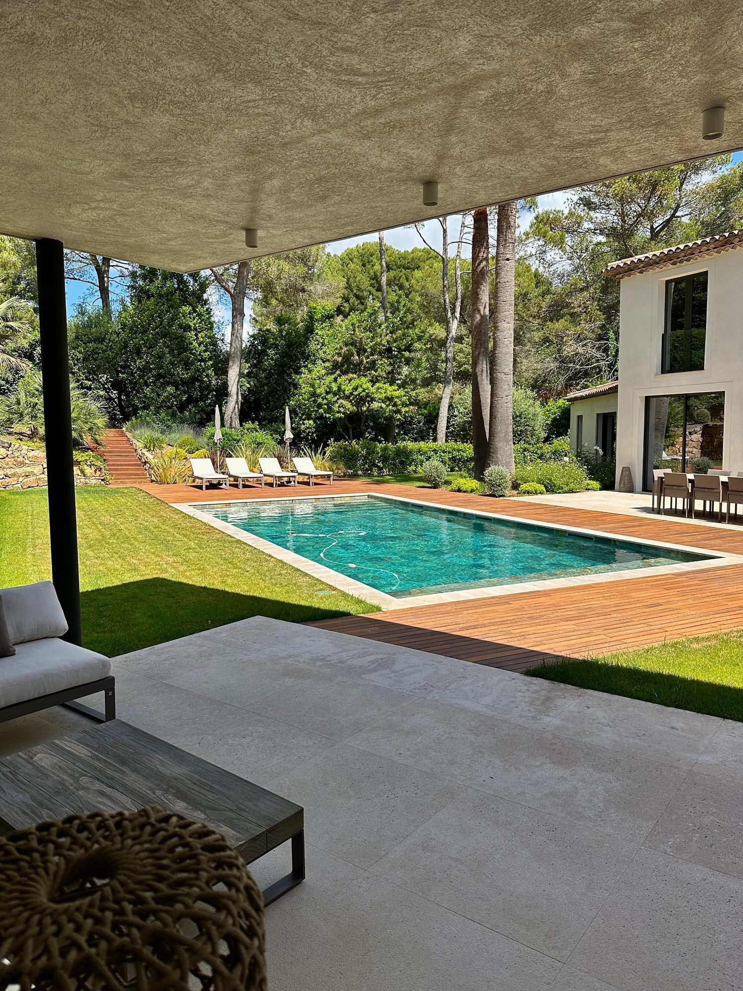 Piscine d'une villa contemporaine avec son robot de nettoyage