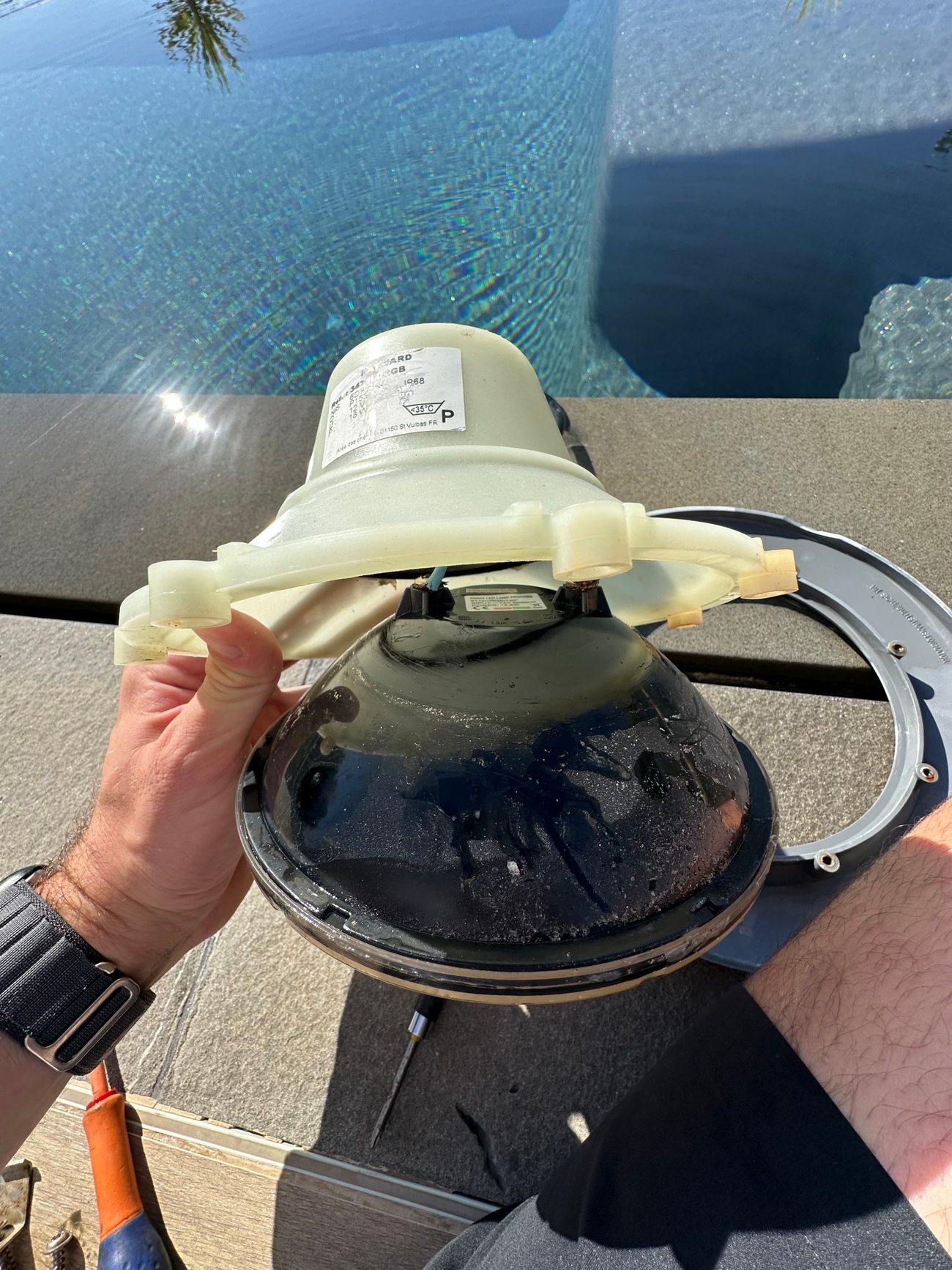 Projecteur de piscine ouvert pour le remplacement de sa lampe