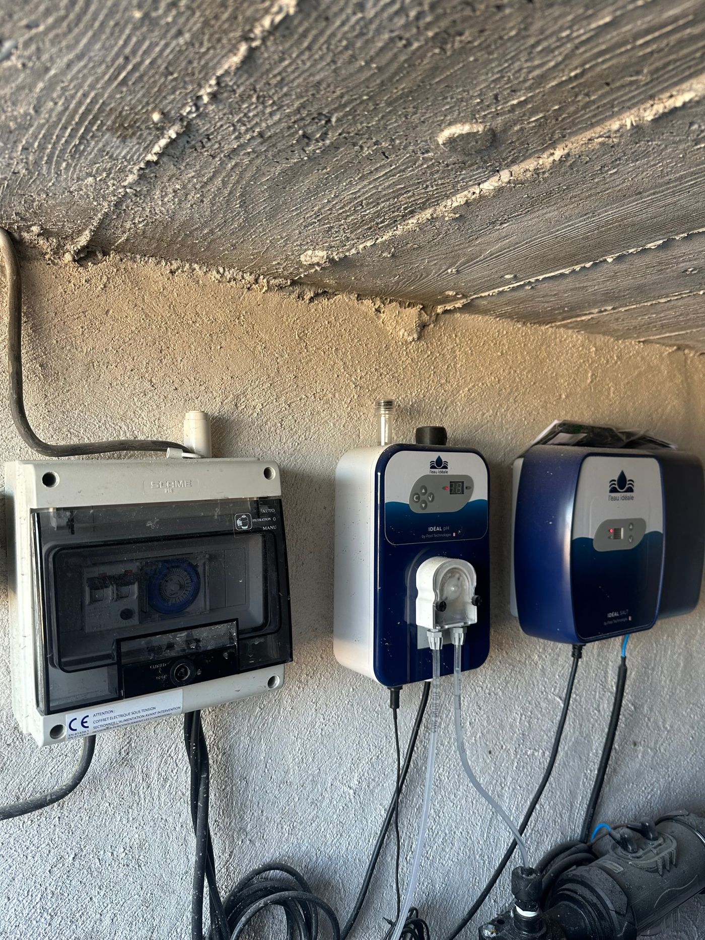 Régulateur de pH et électrolyseur au sel dans un local technique